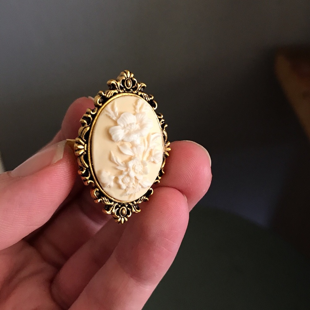 Floral cameo ring on antiqued gold tone ring - Picture 3 of 4
